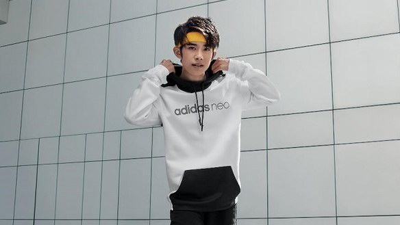 adidas neo全球首位青年創(chuàng)意官，易烊千璽百變造型滿滿正能量