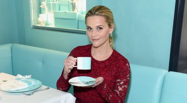 瑞茜·威瑟斯彭(Reese Witherspoon) 佩戴鉑金珠寶出席“蒂芙尼的早餐”假日慶典