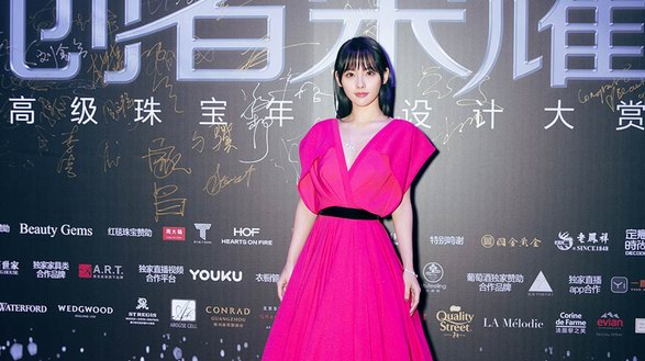 張嘉倪出席芭莎極品珠寶晚宴   深V美背優(yōu)雅迷人