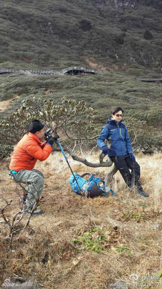 汪峰登頂蒼山擺出各種帥氣造型 上不了頭條的汪峰
