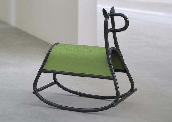 Front 設計工作室為 Gebrüder Thonet Vienna 設計的搖擺木馬