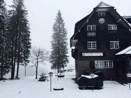 大雪中的Naturfreundehaus，像極了電影中歷經(jīng)千辛萬苦終于尋找到的酒館