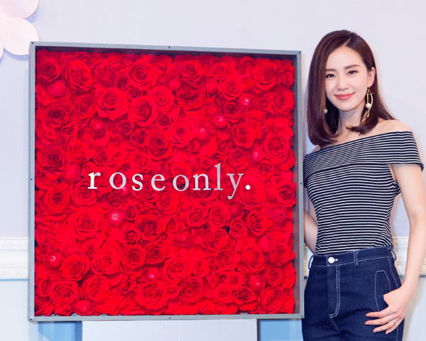 劉詩(shī)詩(shī)幸福依偎roseonly巨型定制永生玫瑰，婚禮在即難掩甜蜜