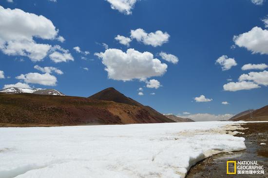 
隆嘎拉山腳六月的冰雪