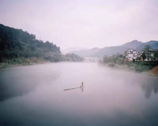 暴雨來(lái)臨前，位于中國(guó)江西省的長(zhǎng)江支流，拍攝于2015年。