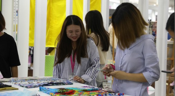 盡顯潮流大勢　中國女裝面料流行趨勢在柯橋發(fā)布（組圖）