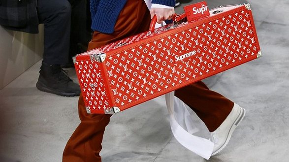 LV x Supreme聯(lián)名行李箱拍出88萬元，愛馬仕鉑金包怎么看？