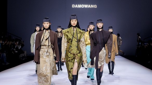 拂塵踏月，錦衣夜行——DAMOWANG·韓磊于中國國際時裝周發(fā)布2021秋冬最新系列