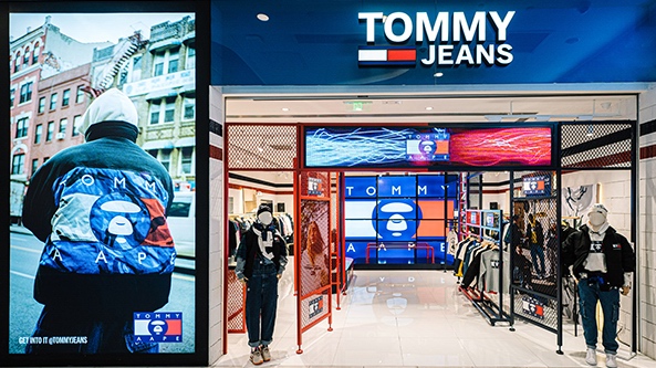 TOMMY JEANS 攜手AAPE BY *A BATHING APE?再度推出膠囊合作系列