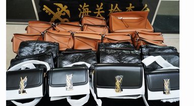 全是假貨！拱北口岸查獲25個(gè)“LOEWE”“YSL”奢侈品包袋