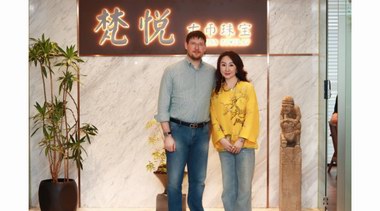 意大利駐重慶大使館總領(lǐng)事施啟帆（Fabio Schina）蒞臨梵悅古幣藝術(shù)珠寶工作室