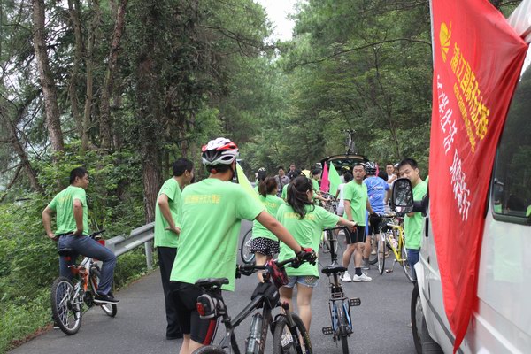 9月1日，浦江國際開元大酒店舉行了“開元自行車騎行日”綠色騎行活動(dòng)，以騎自行車、撿拾仙華水庫邊垃圾等形式，倡導(dǎo)“低碳、綠色、環(huán)保”的生活方式。