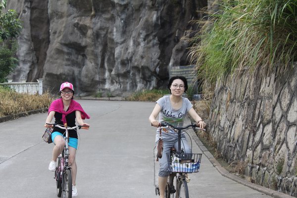 9月1日，浦江國際開元大酒店舉行了“開元自行車騎行日”綠色騎行活動(dòng)，以騎自行車、撿拾仙華水庫邊垃圾等形式，倡導(dǎo)“低碳、綠色、環(huán)保”的生活方式。