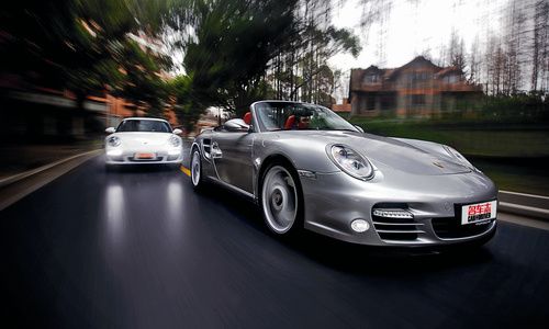 白色911卡雷拉S和銀色911 Turbo敞篷車