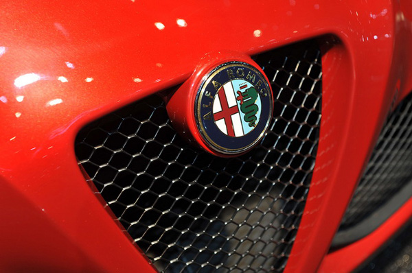 Alfa Romeo 4C 跑車(chē)量產(chǎn)版現(xiàn)身日內(nèi)瓦車(chē)展