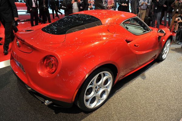 Alfa Romeo 4C 跑車量產(chǎn)版現(xiàn)身日內(nèi)瓦車展