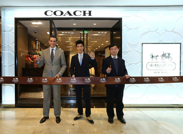 王力宏現(xiàn)身COACH 南京德基廣場新店開幕