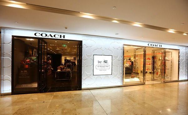 王力宏現(xiàn)身COACH 南京德基廣場新店開幕